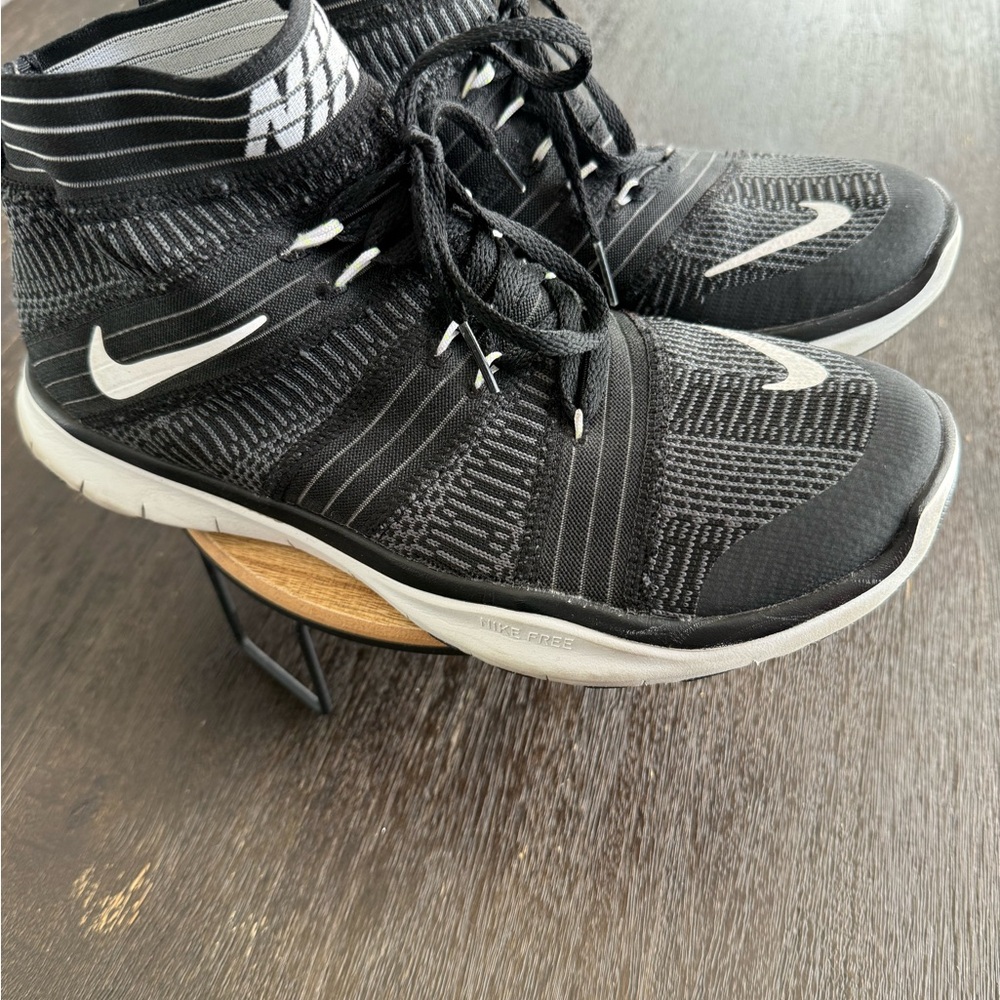 Lightly worn Nikes 
Mens Sizes 8.5 & 9 (DM regarding sizes)
Selling for $30 each